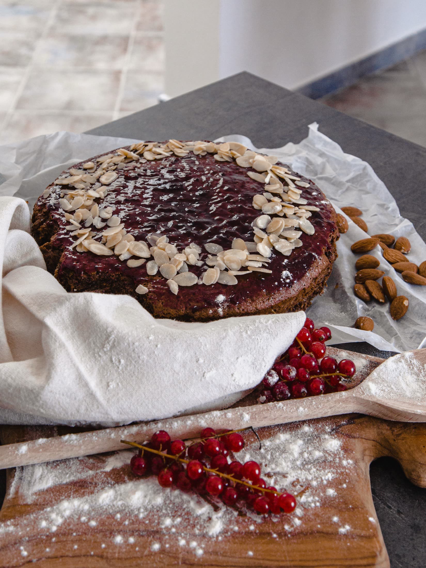 Torta ai frutti di bosco e mandorle fatta in casa, appena sfornata